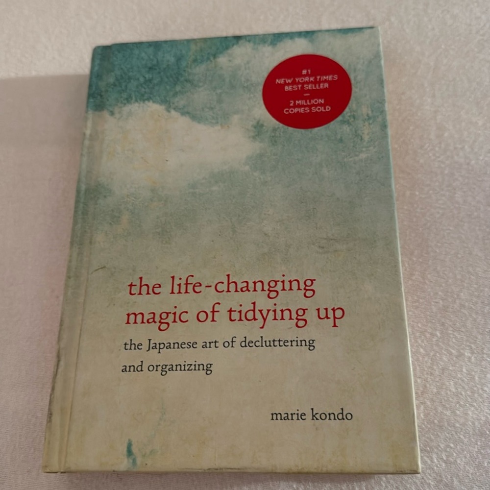 LIKE NEW book!  The Life-changing Magic of Tidying Up by Marie Kondo